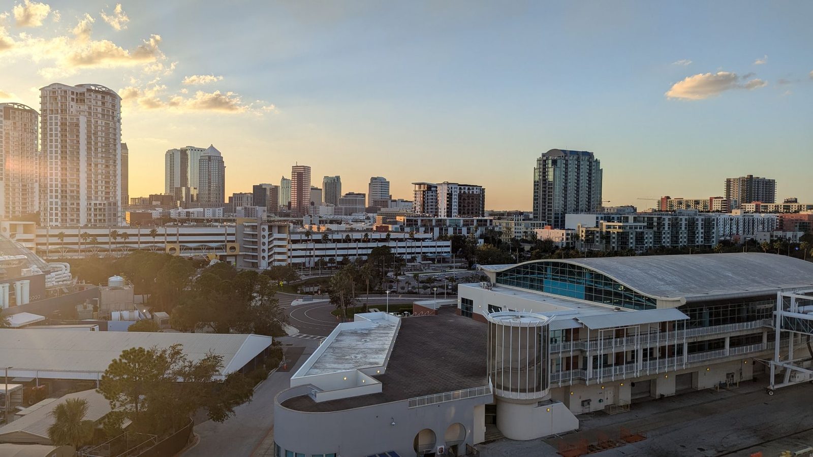 Horizonte de Tampa, Florida, con rascacielos modernos iluminados por el atardecer.