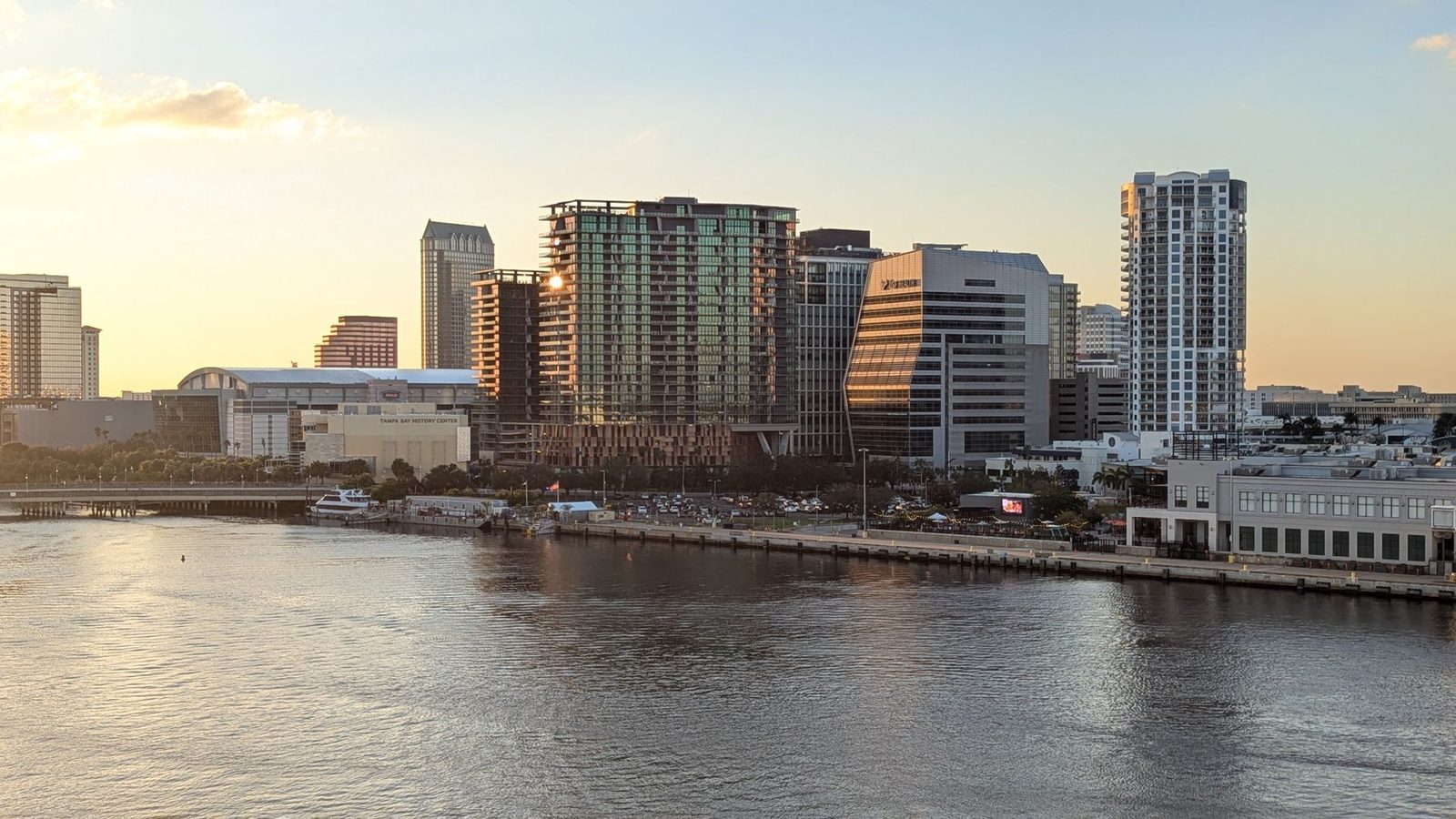 Horizonte del centro de Tampa reflejado en el agua al atardecer.